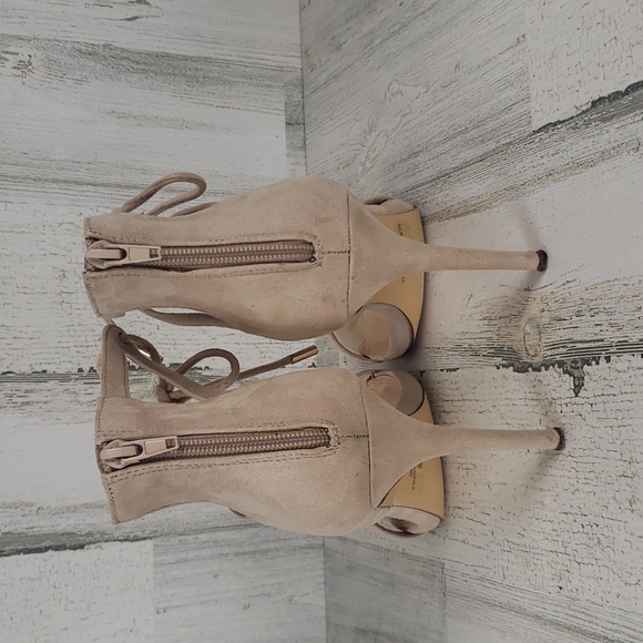 Lulu's suede feel beige open toe ankle tie 4" high heels, zip up back Size 10 - Picture 2 of 8
